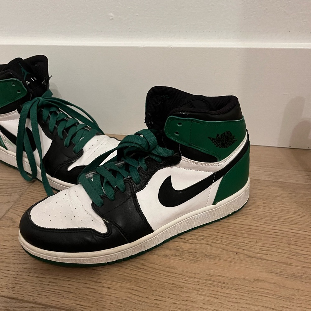 Women’s Jordan one retro shoes. RARE COLORWAY.